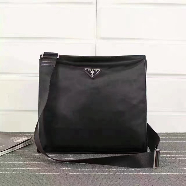 プラダバッグ側面デザイン